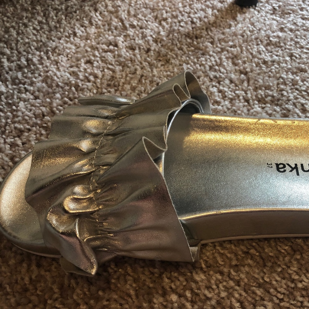 Flat Sandals - Picture 2 of 3